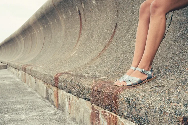 Sandalen-Fußbett reinigen - Mit diesen Methoden bekommen Sie Ihre Sommerschuhe wie neu