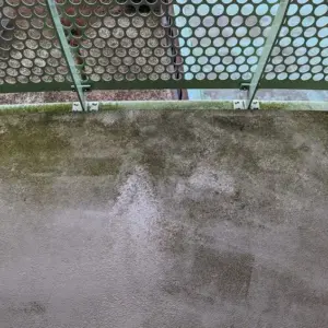 Schimmel, Mehltau und Grünbelag auf dem Balkon entfernen mit verdünnter Bleiche