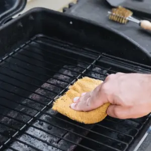 sie können ihren grill richtig sauber machen, indem sie einige wirksame hausmittel verwenden