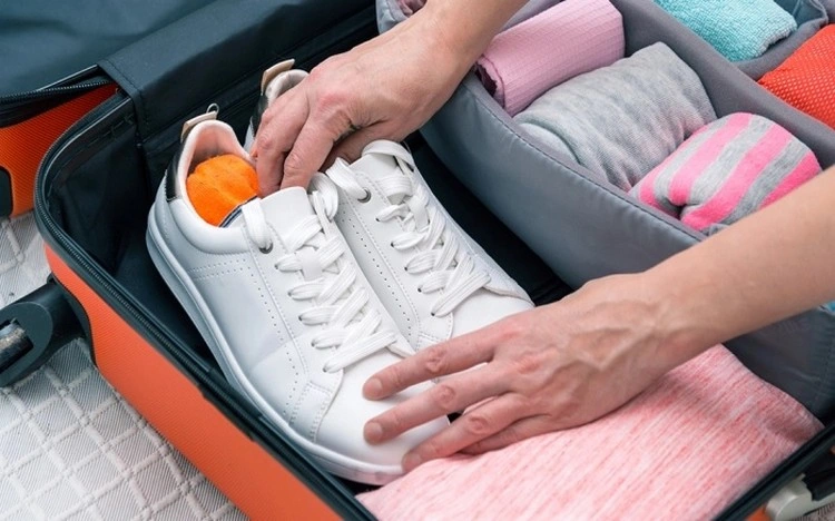 Stecken Sie ein paar Dinge in Ihre Schuhe, um Platz zu sparen