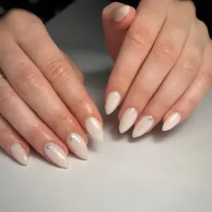 strawberry milk nails nageltrend frühling 2023 gelnägel ideen frühjahr sommer