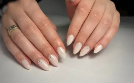 strawberry milk nails nageltrend frühling 2023 gelnägel ideen frühjahr sommer