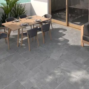 Terrassenplatten reinigen - hilfreiche Tipps, wie Platten aus Feinsteinzeug wieder strahlen können