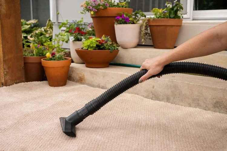 Um Ihren Outdoor-Teppich reinigen zu können, saugen Sie zuerst den Schmutz ab
