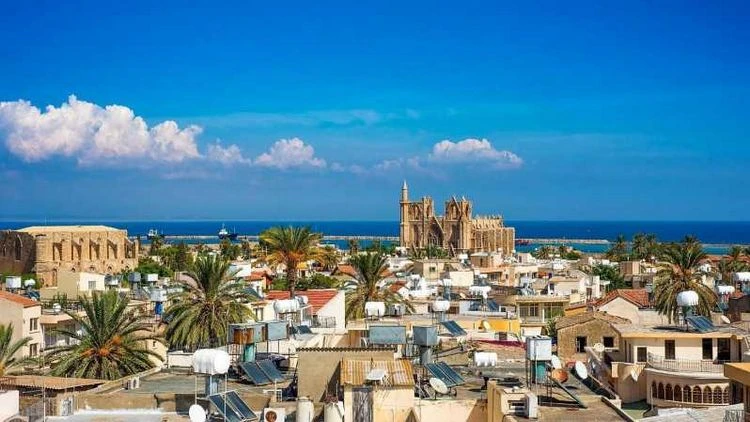 Urlaub Zypern 2023 -Larnaca ist für einen der besten Strände berühmt