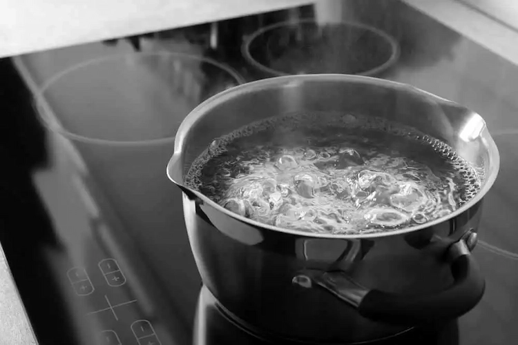 Verwenden Sie kochendes Wasser, um die Maden abzutöten