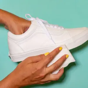 Weiße Sneaker-Sohle mit Hausmitteln effektiv reinigen