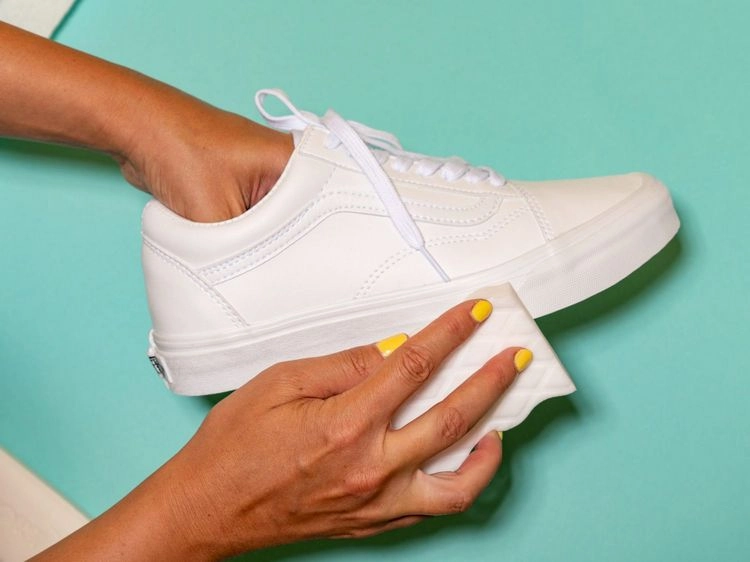 Weiße Sneaker-Sohle mit Hausmitteln effektiv reinigen