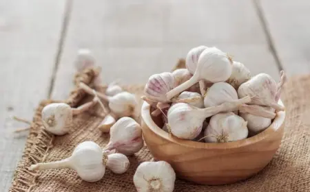 Wie kann man Knoblauch gegen Schädlinge verwenden?