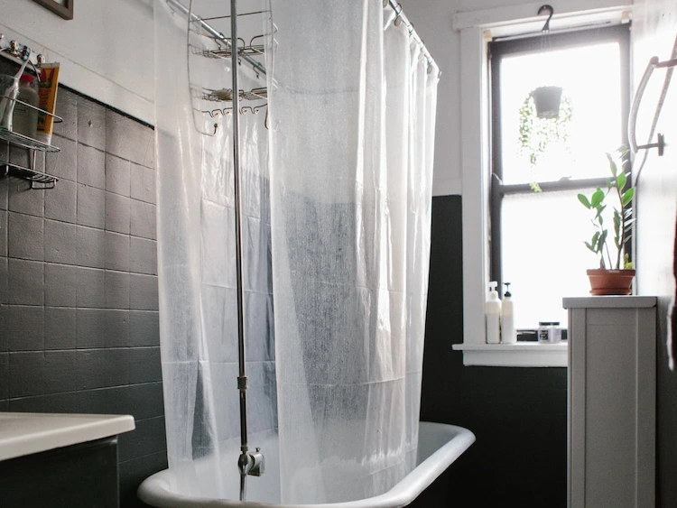 wie man einen duschvorhang aus plastik reinigen kann