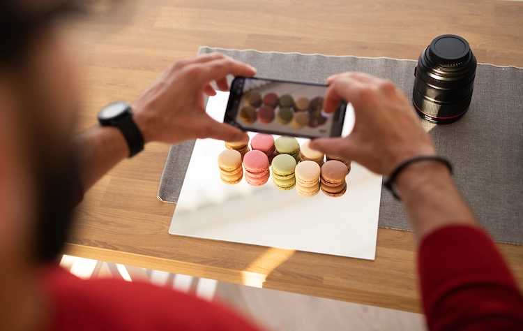 blogger fotografiert selbstgemachte französische süßigkeiten auf einem tisch