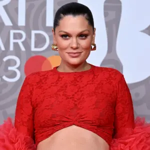 britische sängerin jessie j während der schwangerschaft mit babybauch