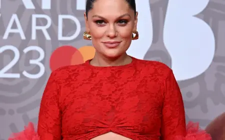 britische sängerin jessie j während der schwangerschaft mit babybauch