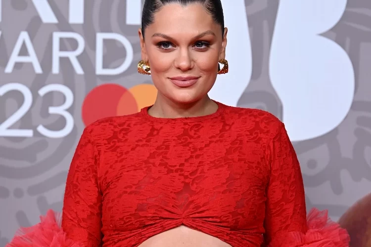 britische sängerin jessie j während der schwangerschaft mit babybauch