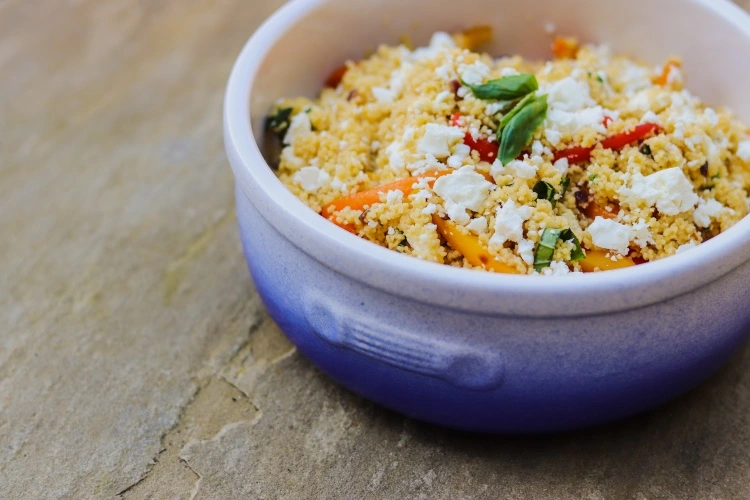 Couscous Salat mit Feta und Paprika perfekt für leichtes Essen im Sommer