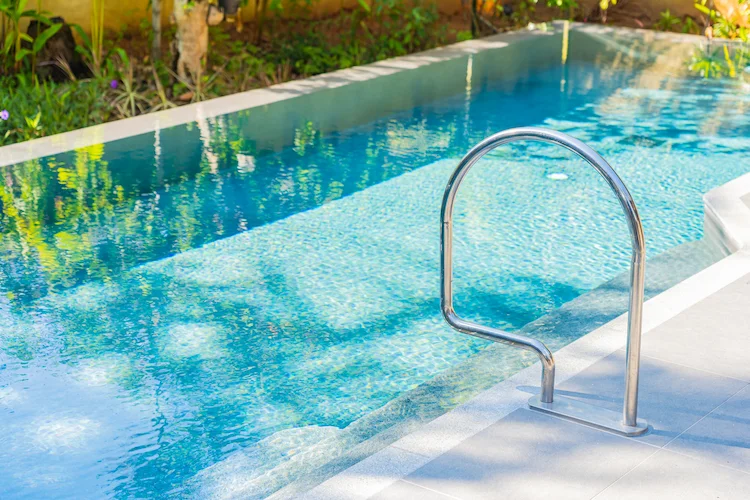 einen sauberen und gepflegten pool im außenbereich bei sonnigem wetter genießen