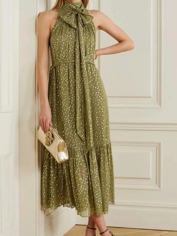 Elegantes grünes Midikleid mit goldenen Punkten für Frauen über 50