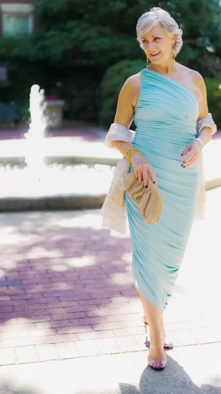 Elegantes, mintfarbenes Kleid für Hochzeitsgäste im Sommer