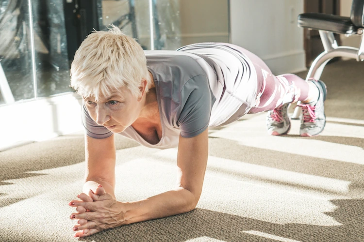 flexibilität und richtige körperstellung in höherem alter mit planken trainieren
