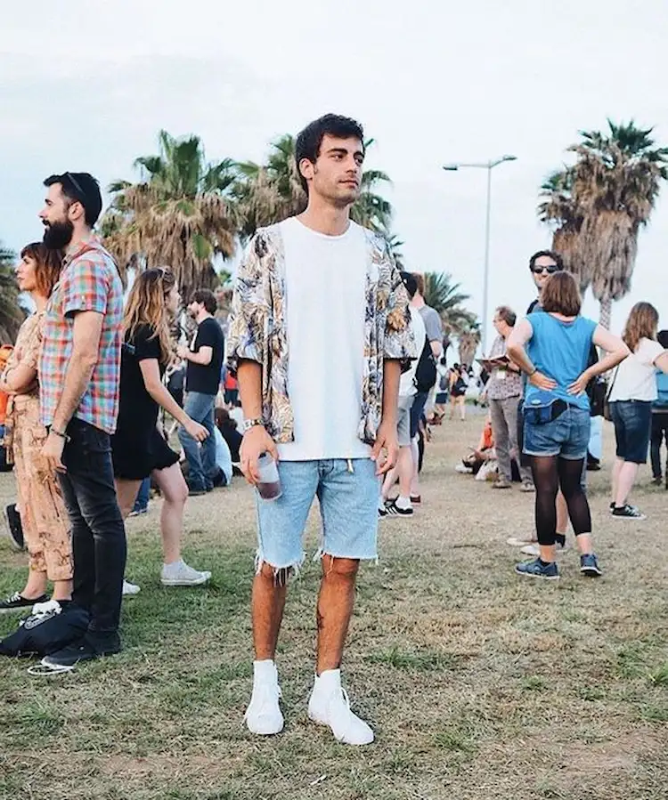 hawaii hemd über t shirt mit kurzer jeanshose kombinieren und bei festival outfits herren im sommer stylien