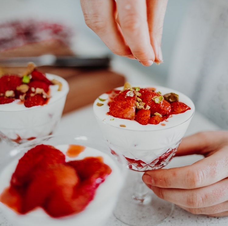 holunderblüten desserts im glas bereiten sie eine leckere nachspeise für die heißen sommertage zu