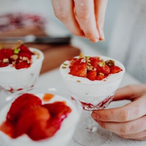 Holunderblüten-Desserts im Glas - bereiten Sie eine leckere Nachspeise für die heißen Sommertage zu