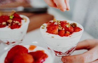 Holunderblüten-Desserts im Glas - bereiten Sie eine leckere Nachspeise für die heißen Sommertage zu