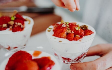 Holunderblüten-Desserts im Glas - bereiten Sie eine leckere Nachspeise für die heißen Sommertage zu