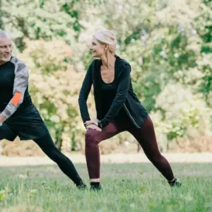 im freien zu zweit trainingsübungen wie ausfallschritte ausführen und sich fit ab 60 halten