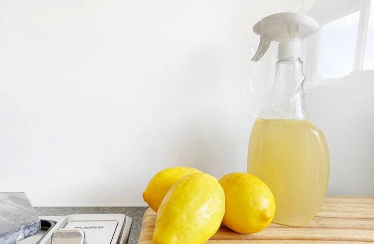 Kalkflecken von Fliesen mit Zitronensaft entfernen