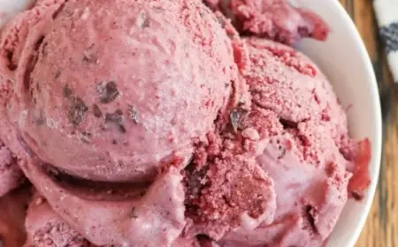 Kirscheis selber machen ohne Eismaschine - So geht's in nur 5 Minuten