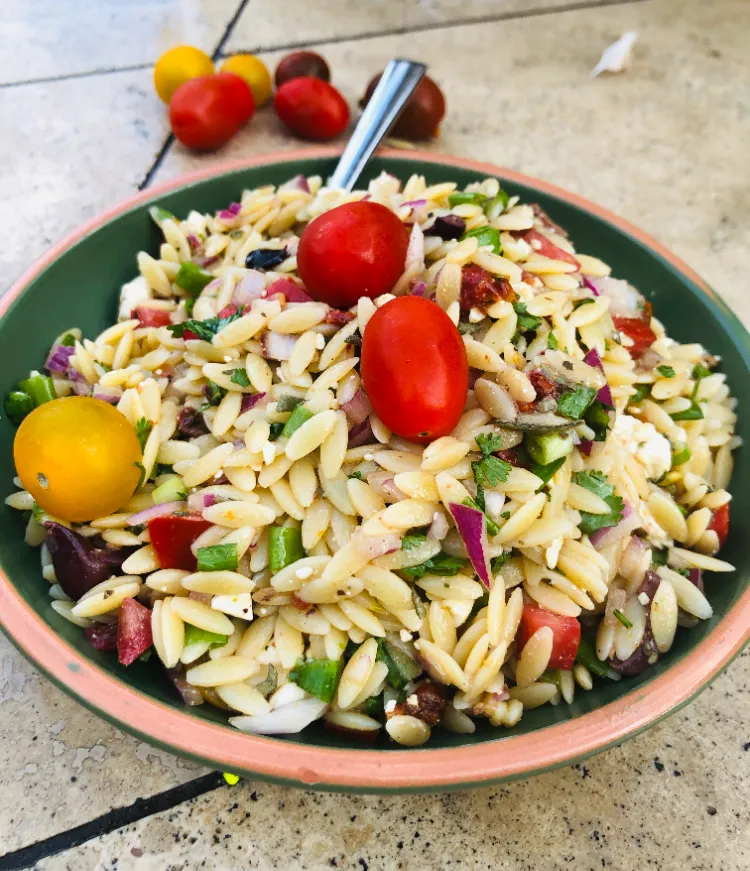 kritharaki salat mit feta rezept orzo salat sommer abendessen ideen