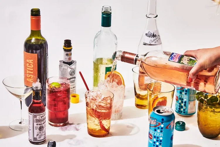 leckere cocktails mit wein oder anderem alkohol zubereiten und für gartenparty getränke kühlen können