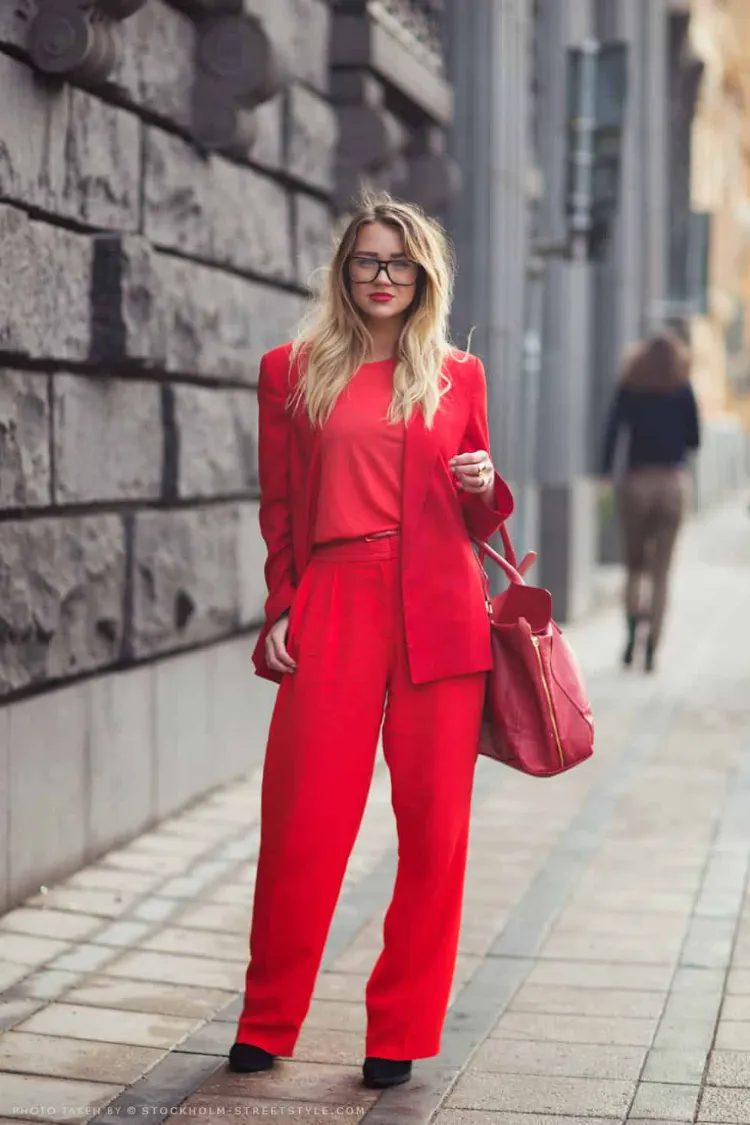 leinenshose outfits trendfarbe rot sommer kombinieren