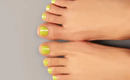 Limetten Nagellack für die Füße im Sommer 2023