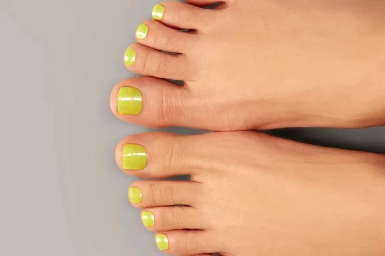 Limetten Nagellack für die Füße im Sommer 2023