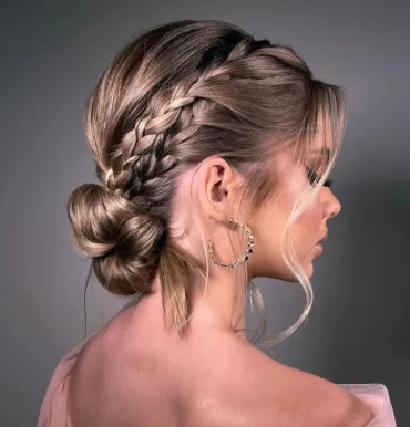 low bun hochsteckfrisur mit zöpfen schnelle abschlussballfrisuren mittellange haare