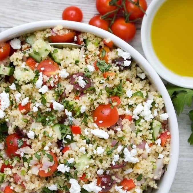 mediterraner couscous salat mit frischem gemüse und feta