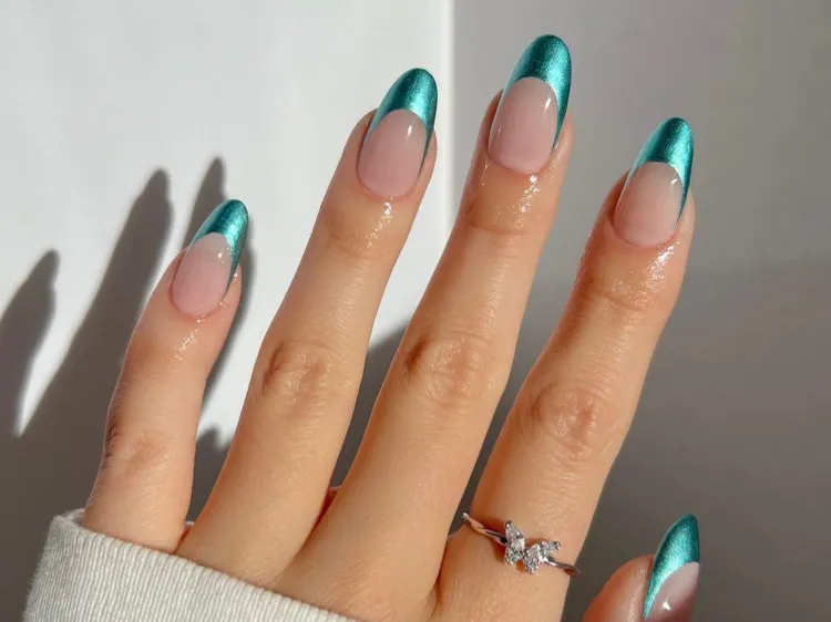 mermaid nails nageltrend sommer 2023 farbige french nails