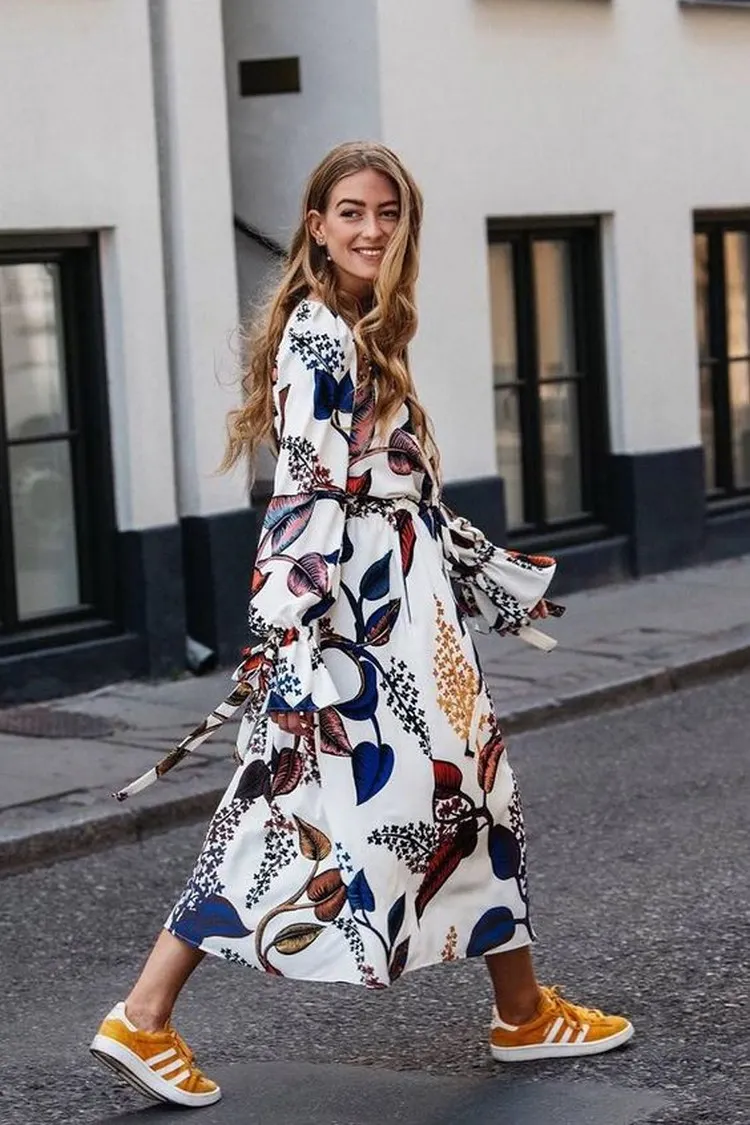 Combine a midi dress with sneakers - this is the summer trend of 2023