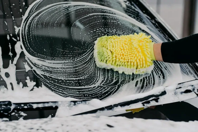 mit speziell dafür geeignetem autoschampoo honigtau entfernen und das fahrzeug polieren