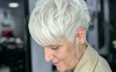 Modische Frisuren für weißes Haar stylisher Pixie
