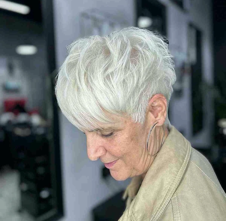 Modische Frisuren für weißes Haar stylisher Pixie