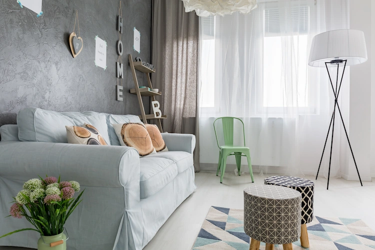 neutrale wandfarbe mit sommerlichen farbtönen im wohnraum kombinieren