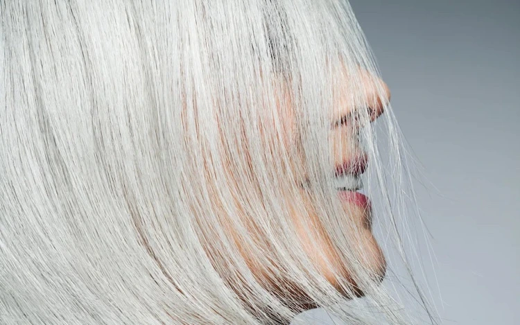 Pflege für komplett weißes Haar ab 60