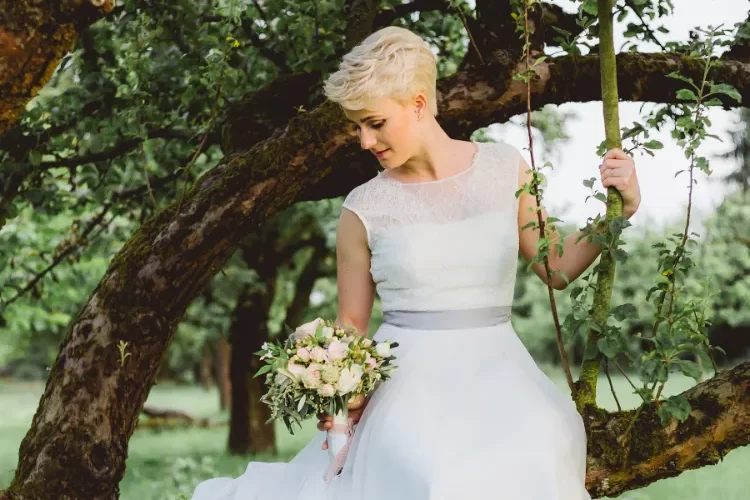 pixie cut im sommer stylen hochzeitsfrisur für kurze haare