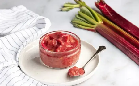 Rhabarber Kompott Rezept - So schaffen Sie die perfekte Balance zwischen süß und sauer