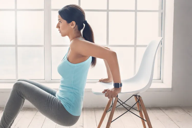rückenschmerzen lindern yoga auf dem stuhl Übungen anfänger