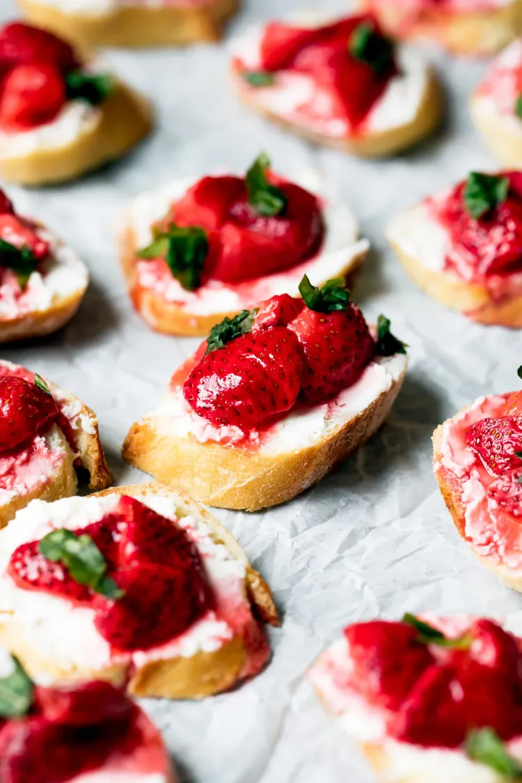 schnelle snack ideen sommer geburtstag erdbeer bruschetta mit ziegenkäse