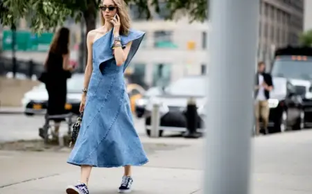 sneaker zu kleid stylen wie jeanskleid kombinieren im sommer